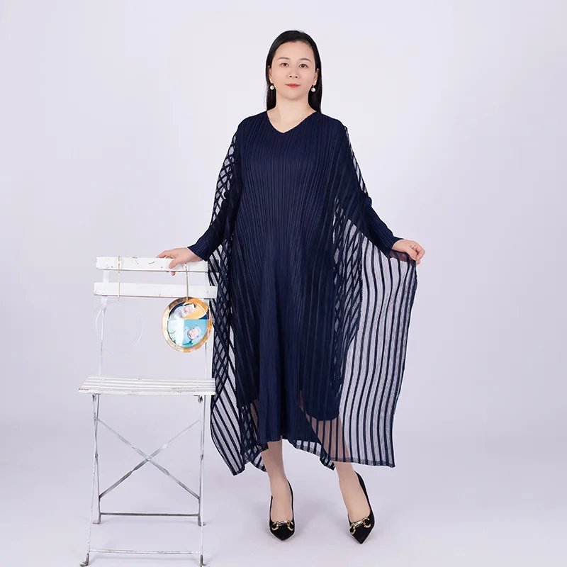 2023 autumn new solid color V-neck long sleeve pleated temperament large size dress
2023 autumn new solid color V-neck long sleeve pleated temperament large size dress