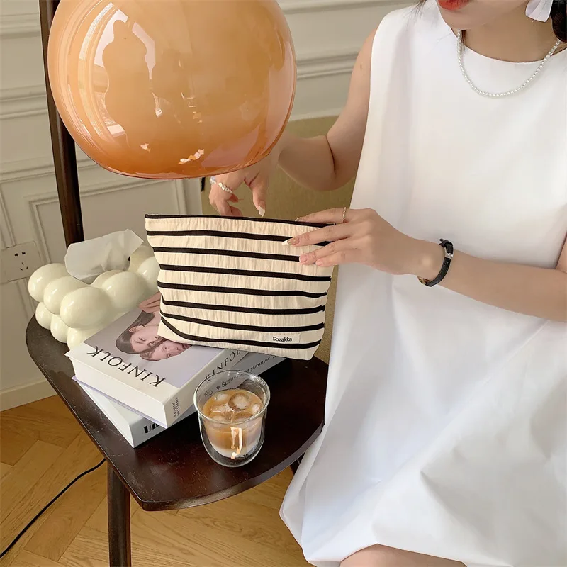 New Striped Makeup Bag Large Capacity Portable Travel Skincare Product Storage Bag Washing Bag make up bag
New Striped Makeup Bag Large Capacity Portable Travel Skincare Product Storage Bag Washing Bag make up bag
