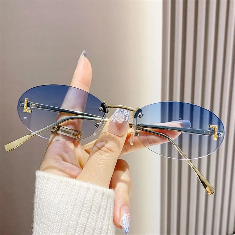 

Очки солнцезащитные без оправы UV400 для мужчин и женщин, дизайнерские солнечные аксессуары кошачий глаз в стиле панк, с надписью, с защитой от ультрафиолета, для вождения, 2024
