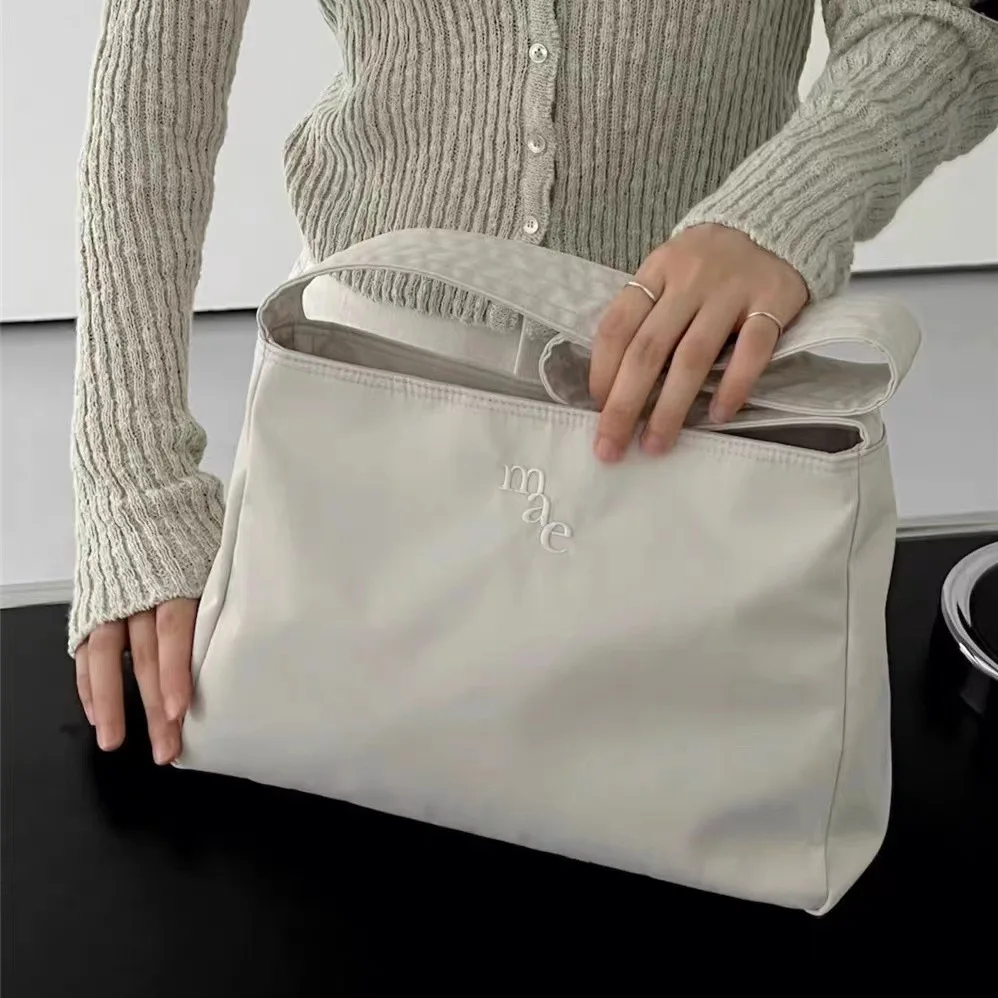 Korean Niche Designer Brand mucu and ebony Shoulder Bag MAE Embroidered Logo Women's Nylon Handbag Fashion Girl Shoulder Bag
Korean Niche Designer Brand mucu and ebony Shoulder Bag MAE Embroidered Logo Women's Nylon Handbag Fashion Girl Shoulder Bag