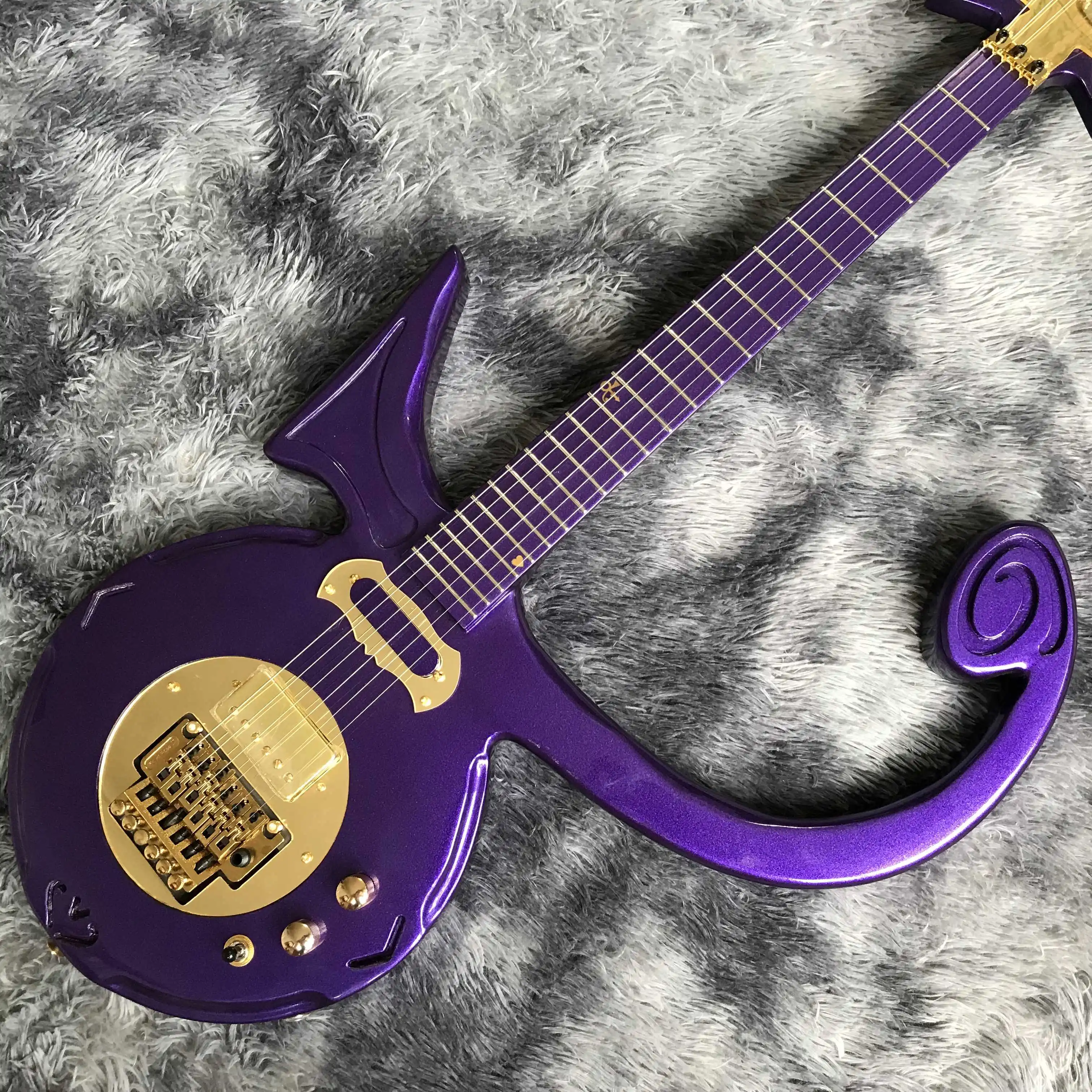Free shipping,Purple and gold, special-shaped, white decoration, electric guitar,2022 new pop, high-end custom,
Free shipping,Purple and gold, special-shaped, white decoration, electric guitar,2022 new pop, high-end custom,