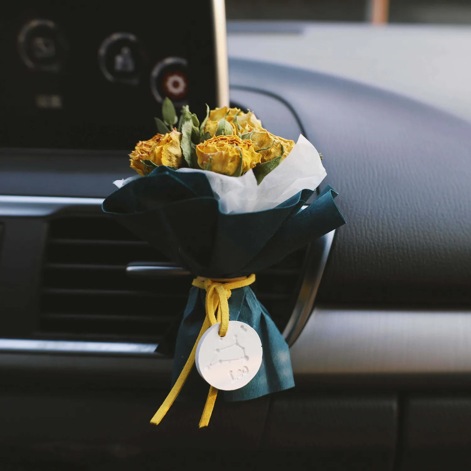 Car Air Outlet Dried Flower Rose Mini Bouquet Retro Eternal Float Decoration Accompanied by Graduation Birthday Handmade Flowers
Car Air Outlet Dried Flower Rose Mini Bouquet Retro Eternal Float Decoration Accompanied by Graduation Birthday Handmade Flowers