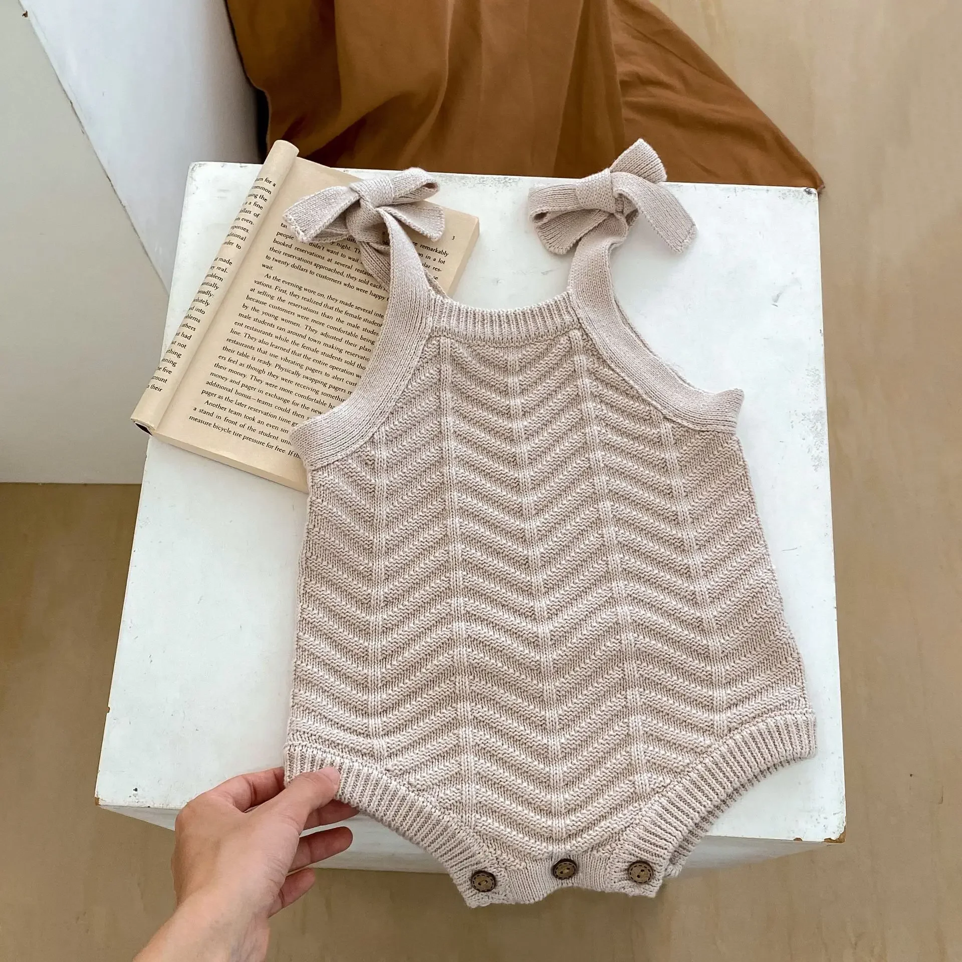 Fashion Autumn Baby Girls Knitted Rompers Grey Wave Shaped Cotton Bodysuits Sleeveless Vests Sweaters Newborn Photography Outfit
Fashion Autumn Baby Girls Knitted Rompers Grey Wave Shaped Cotton Bodysuits Sleeveless Vests Sweaters Newborn Photography Outfit