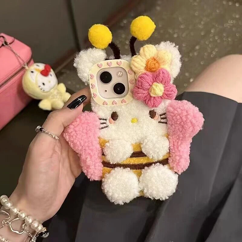 Sanrios Bee Hellokittys Пушистый Плюшевый чехол для телефона Iphone 15 14 13 12 11 Pro Max милый мультяшный Мягкий защитный чехол
Sanrios Bee Hellokittys Пушистый Плюшевый чехол для телефона Iphone 15 14 13 12 11 Pro Max милый мультяшный Мягкий защитный чехол