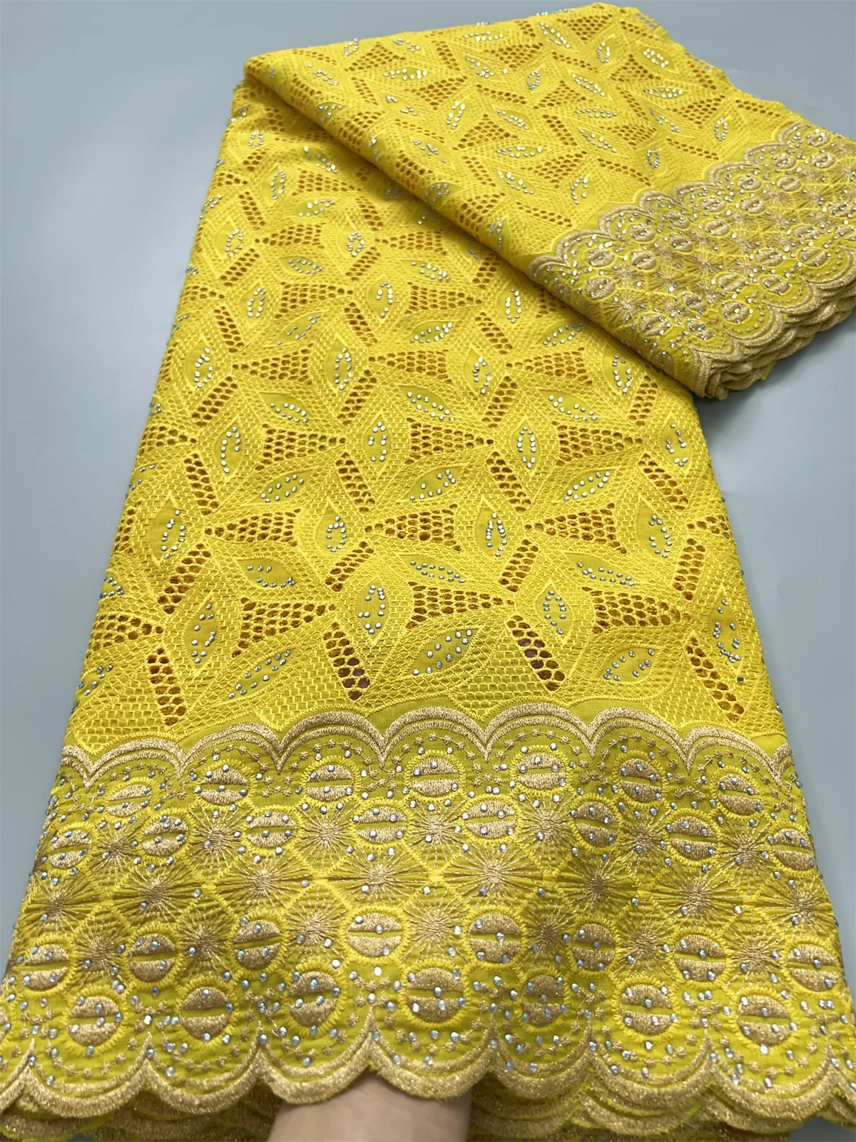 Latest African Cotton Lace Fabric with Crystal 2024 High Quality Nigerian Swiss Voile Lace Fabric for Sewing Party Dress F3849
Latest African Cotton Lace Fabric with Crystal 2024 High Quality Nigerian Swiss Voile Lace Fabric for Sewing Party Dress F3849