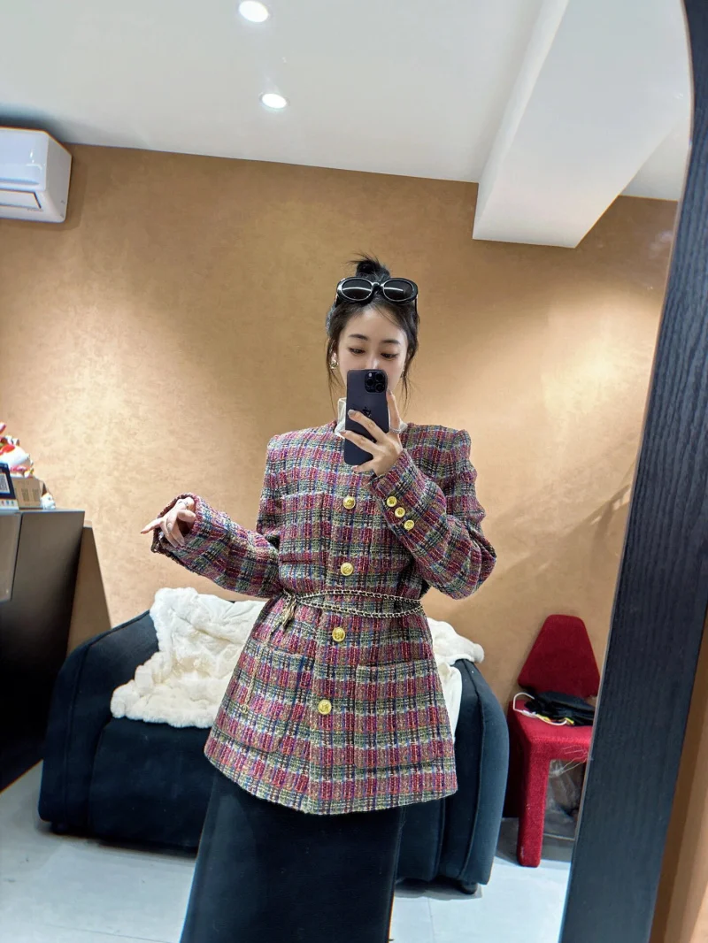 Fashionable retro lady temperament women's coat coarse tweed woolen striped plaid medium length top elegant and exquisite
Fashionable retro lady temperament women's coat coarse tweed woolen striped plaid medium length top elegant and exquisite