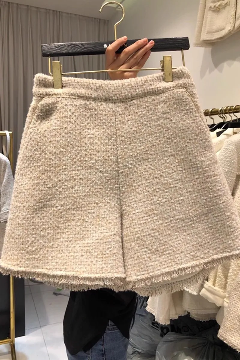 2023 Autumn and Winter New Fashion Women Solid Color Woolen Casual Shorts Women's Fur Edge Wide Leg Trousers Trend
2023 Autumn and Winter New Fashion Women Solid Color Woolen Casual Shorts Women's Fur Edge Wide Leg Trousers Trend