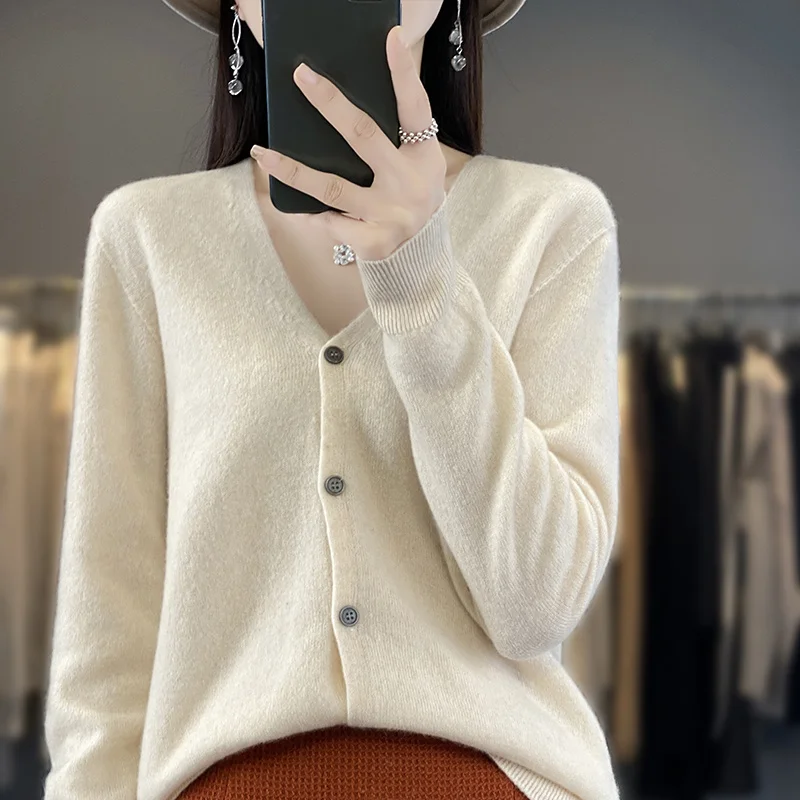 Take a cardigan in autumn and winter, a new wool knitted coat, a loose bottoming coat, and a high-end western sweater for women.
Take a cardigan in autumn and winter, a new wool knitted coat, a loose bottoming coat, and a high-end western sweater for women.