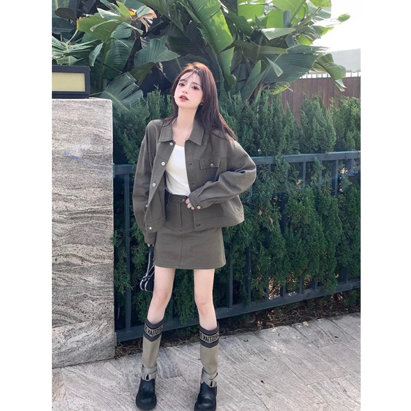 2023 Spring and Autumn Casual Women's Suit Skirt Two-piece Set Light Mature Style Small Fragrance Style Jacket Top Short Skirt
2023 Spring and Autumn Casual Women's Suit Skirt Two-piece Set Light Mature Style Small Fragrance Style Jacket Top Short Skirt