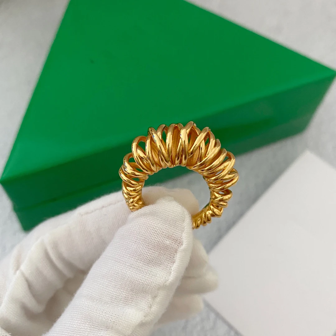 2024 Trend Famous Brand Designer Circular Coil Exaggerated 18k Gold Charm Ring Women Luxury Jewelry Runway Goth Boho Bijoux
2024 Trend Famous Brand Designer Circular Coil Exaggerated 18k Gold Charm Ring Women Luxury Jewelry Runway Goth Boho Bijoux