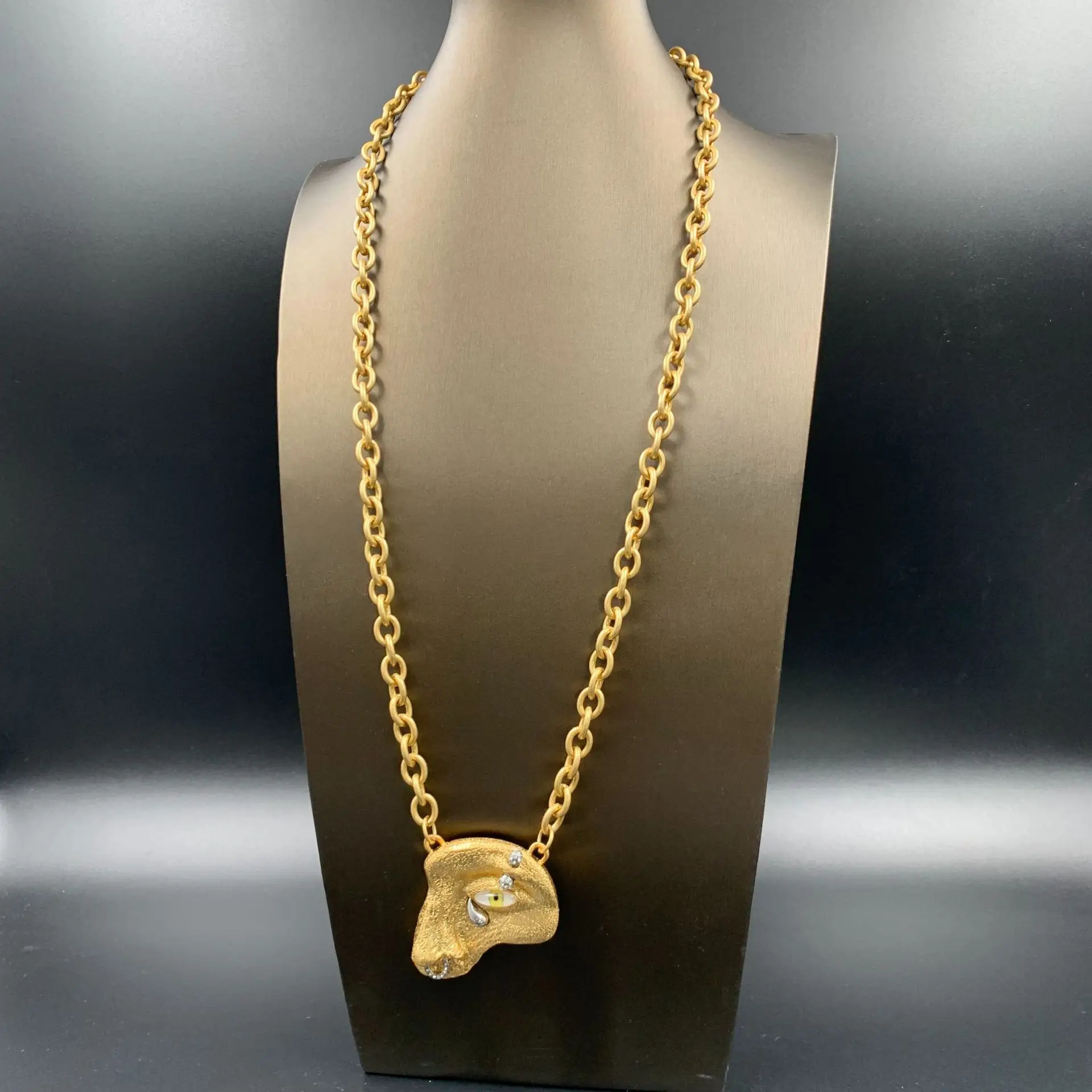 Medium length, trendy, cool, and exaggerated gold necklace with a cool and aloof style. Same style for both men and women
Medium length, trendy, cool, and exaggerated gold necklace with a cool and aloof style. Same style for both men and women