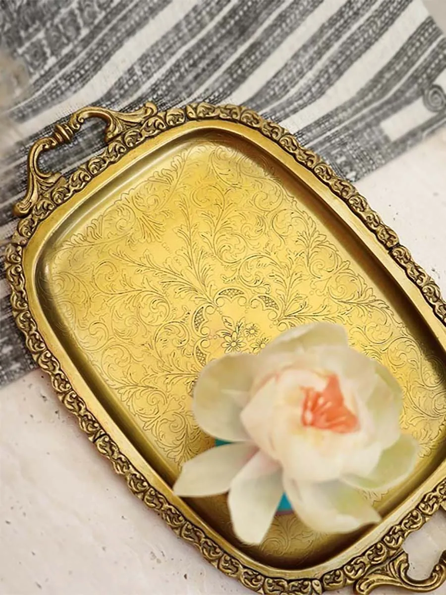 European style retro nostalgic carved artwork tray Handmade brass storage tray Antique tea tray Candy tray
European style retro nostalgic carved artwork tray Handmade brass storage tray Antique tea tray Candy tray
