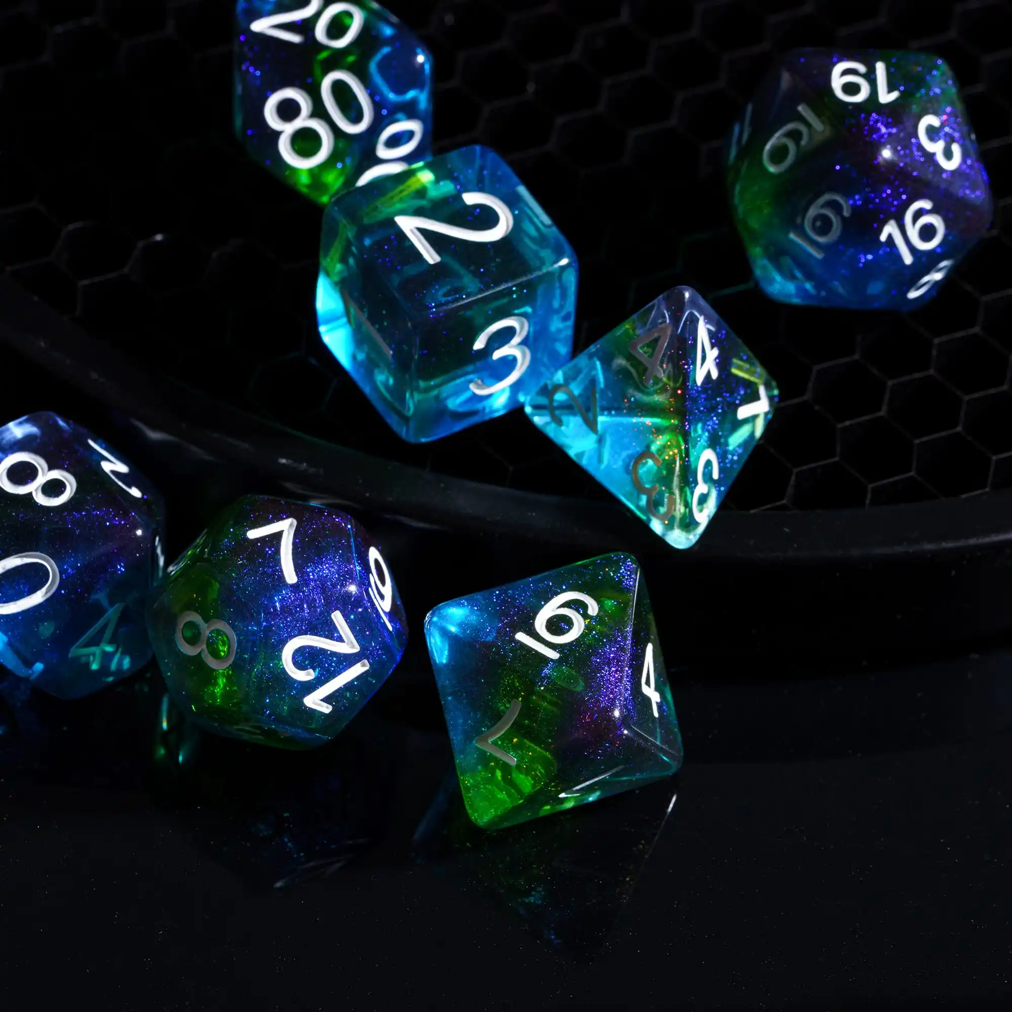 7 шт. диагональные кости Cusdie с блестящей смолой, набор костей для D & D, искусственные многогранные кости для ролевых игр, настольные игры
7 шт. диагональные кости Cusdie с блестящей смолой, набор костей для D & D, искусственные многогранные кости для ролевых игр, настольные игры