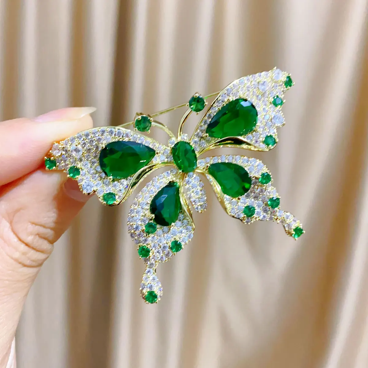 

Vintage Imimation Emerald Butterfly Brooch Pin Female High-grade Luxury Ladies Clothing Corsage Luxury Zircon Insect Brooches