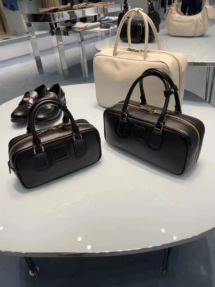 New Letter Embossed Retro Square Bag Large Capacity Bowling Handbag Fashion Versatile One Shoulder Crossbody Bag Boston Bag
New Letter Embossed Retro Square Bag Large Capacity Bowling Handbag Fashion Versatile One Shoulder Crossbody Bag Boston Bag
