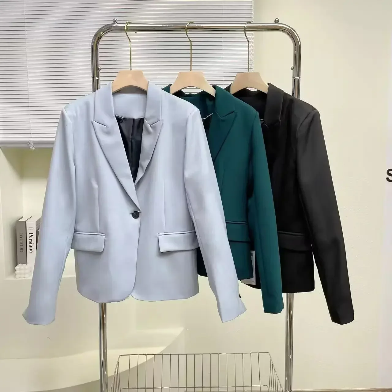 Women 2023 New Fashion 3 Colors Basic Paragraph Blazer Coat Vintage Long Sleeve Pockets Female Outerwear Chic 
Women 2023 New Fashion 3 Colors Basic Paragraph Blazer Coat Vintage Long Sleeve Pockets Female Outerwear Chic