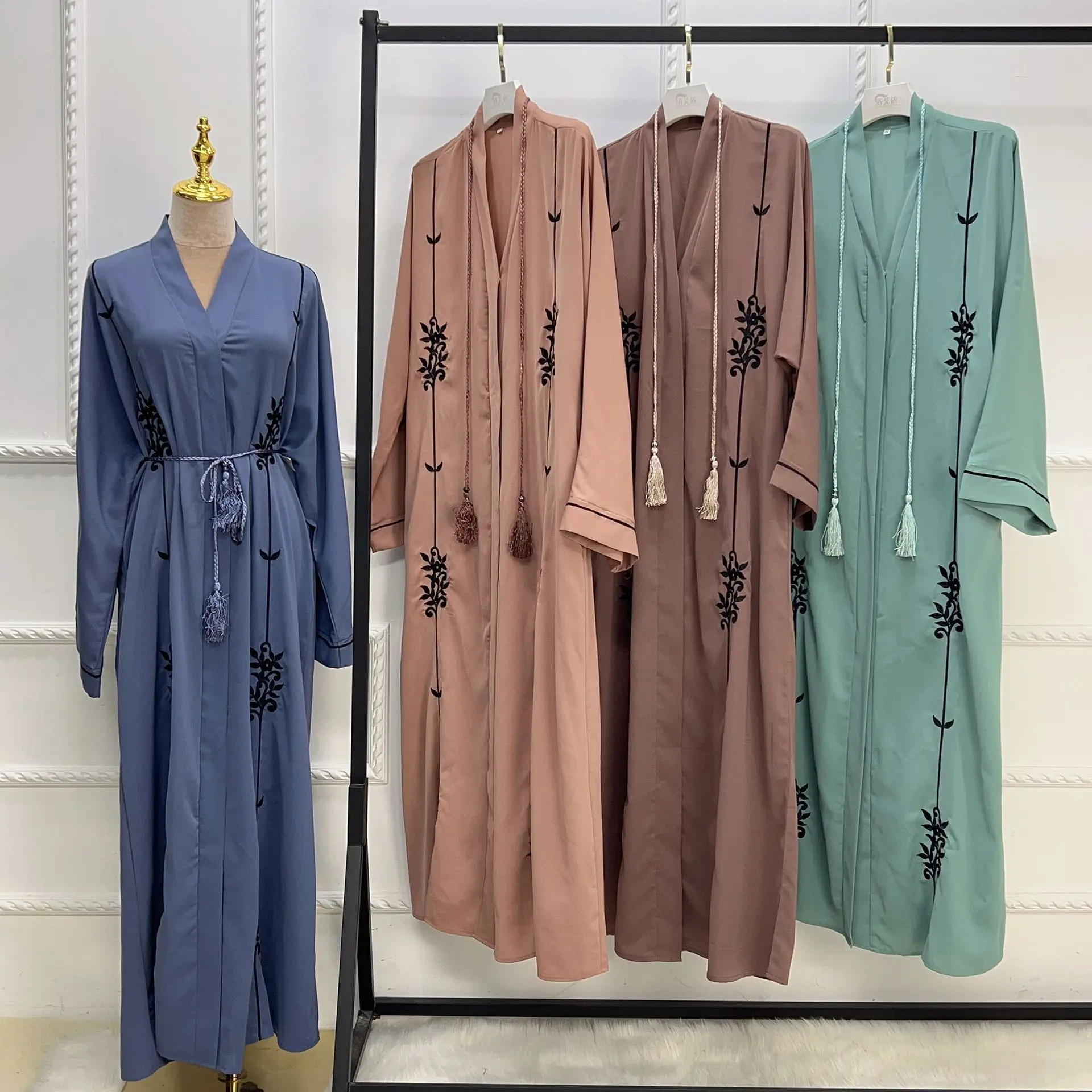 Luxury Embroidery Decoration Solid Color Dress Turkey Soft Abaya Muslim Women Dress Islamic Clothing With Tassel Belt
Luxury Embroidery Decoration Solid Color Dress Turkey Soft Abaya Muslim Women Dress Islamic Clothing With Tassel Belt