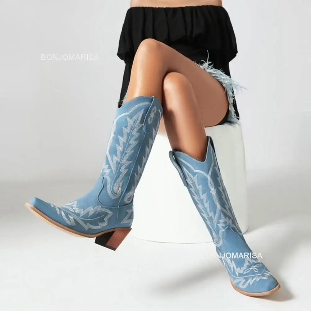

Женские ковбойские ботинки BONJOMARISA, брендовые сапоги на высоком квадратном каблуке, до середины икры, с острым носком, с вышивкой В рыцарском стиле