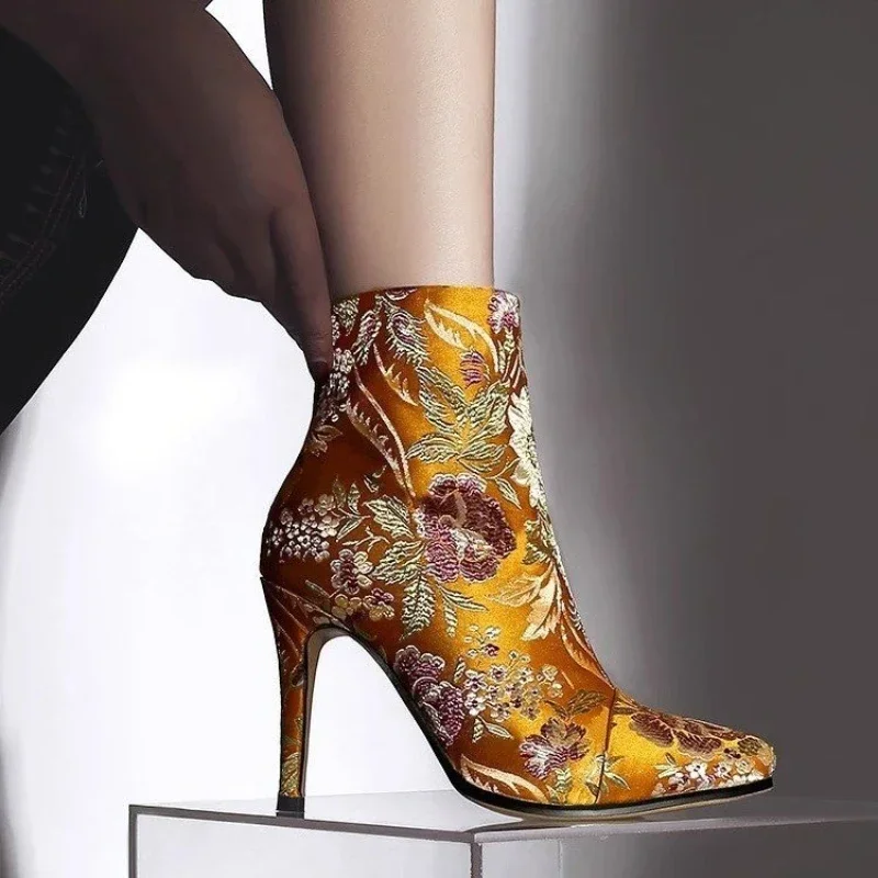 Plus Size Women's Pionted Toe Heeled Shoes Fashion Embroidery Flowers Thin Heel Ankle Boots for Women Dress Office Ladies Shoes
Plus Size Women's Pionted Toe Heeled Shoes Fashion Embroidery Flowers Thin Heel Ankle Boots for Women Dress Office Ladies Shoes
