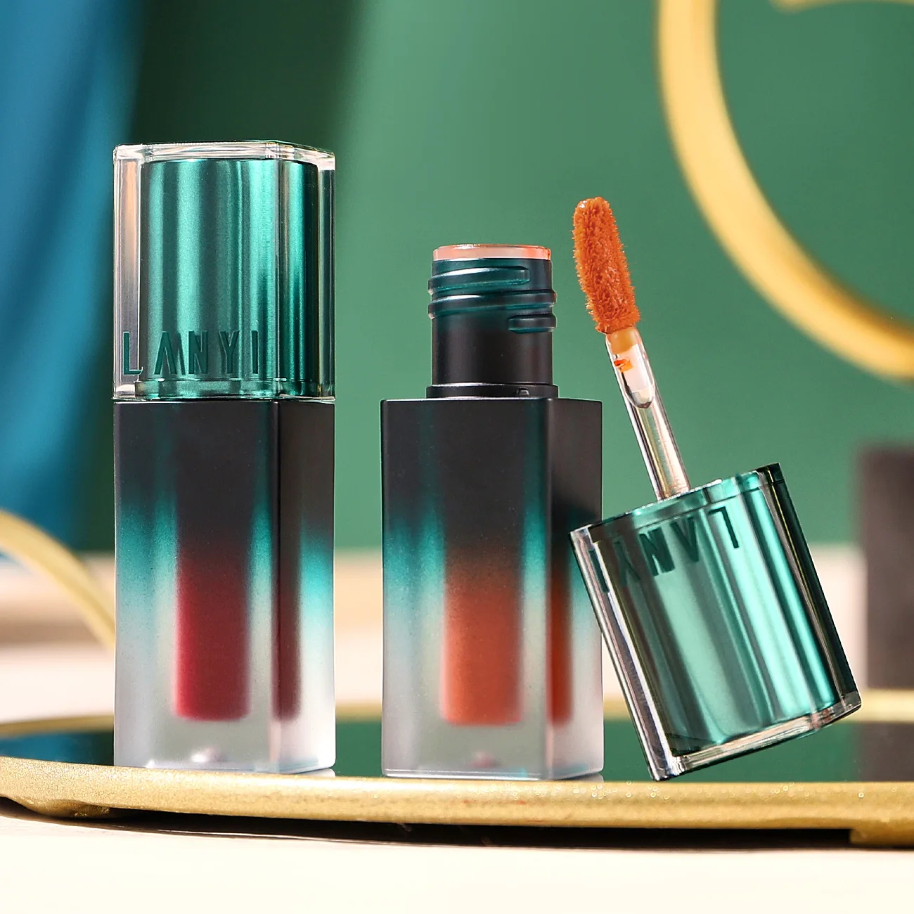 Lan Yi's small square strip does not stick to the cup lip gloss for a long time and is not easy to fade. It is a pseudo plain co
Lan Yi's small square strip does not stick to the cup lip gloss for a long time and is not easy to fade. It is a pseudo plain co