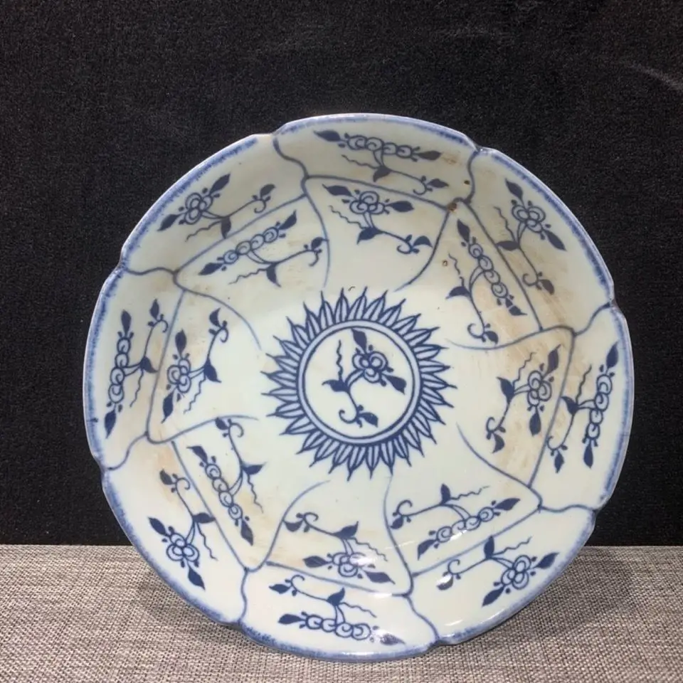 Chinese porcelain blue and white twined branch pattern Kui mouth flower mouth bowl
Chinese porcelain blue and white twined branch pattern Kui mouth flower mouth bowl
