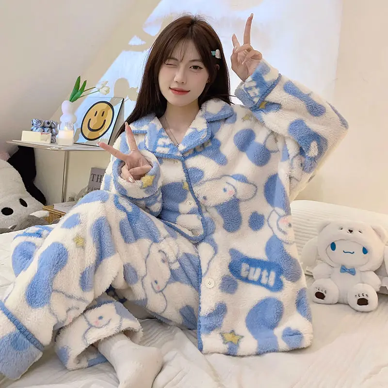 Sanrio Cinnamoroll мультфильм Kuromi аниме женский плюшевый коралловый флис утепленный сохраняющий тепло костюм для общежития спортивный костюм
Sanrio Cinnamoroll мультфильм Kuromi аниме женский плюшевый коралловый флис утепленный сохраняющий тепло костюм для общежития спортивный костюм