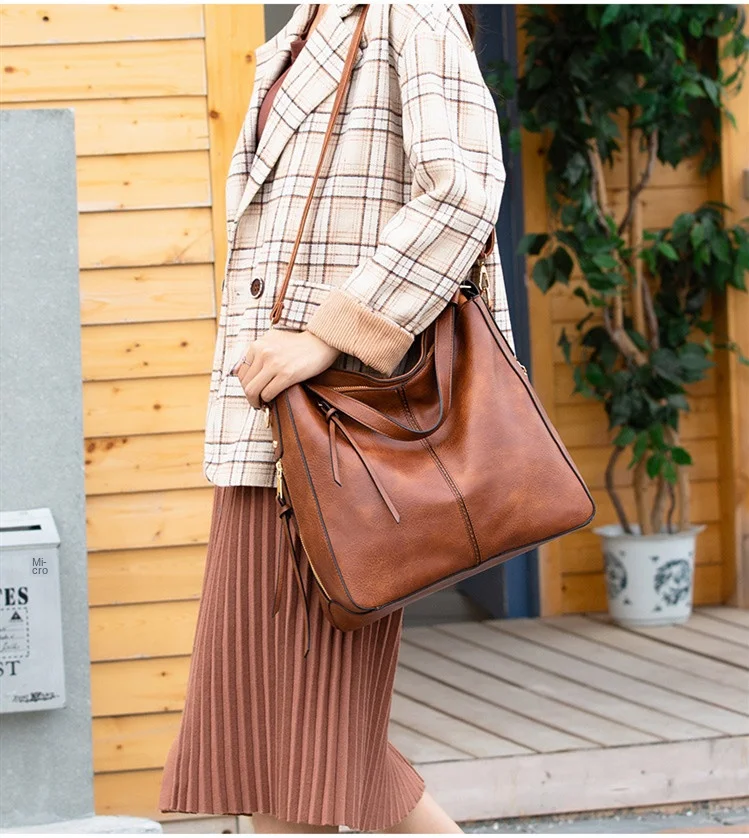 Women retro hobo bag in PU leather with tassel detail and large capacity design
