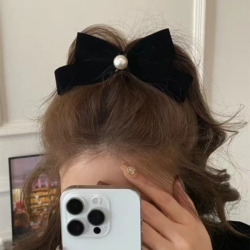 Black Velvet Pearl Bow Spring Clip Girl French Retro Ponytail Hair Clip Gentle Temperament and Premium Headwear Hair Accessories
Black Velvet Pearl Bow Spring Clip Girl French Retro Ponytail Hair Clip Gentle Temperament and Premium Headwear Hair Accessories