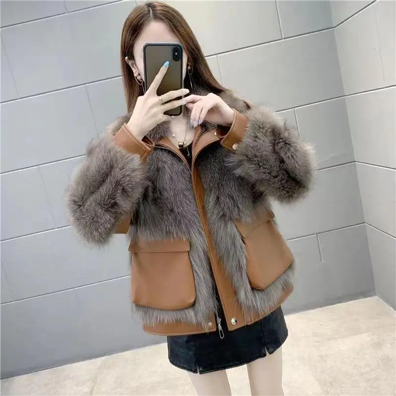 2023 Autumn Winter New Faux Fox Fur Fur Jacket Women Overcoat Korean Short Fashion Loose Stitching Fur One-Piece Fur Jacket Tops
2023 Autumn Winter New Faux Fox Fur Fur Jacket Women Overcoat Korean Short Fashion Loose Stitching Fur One-Piece Fur Jacket Tops