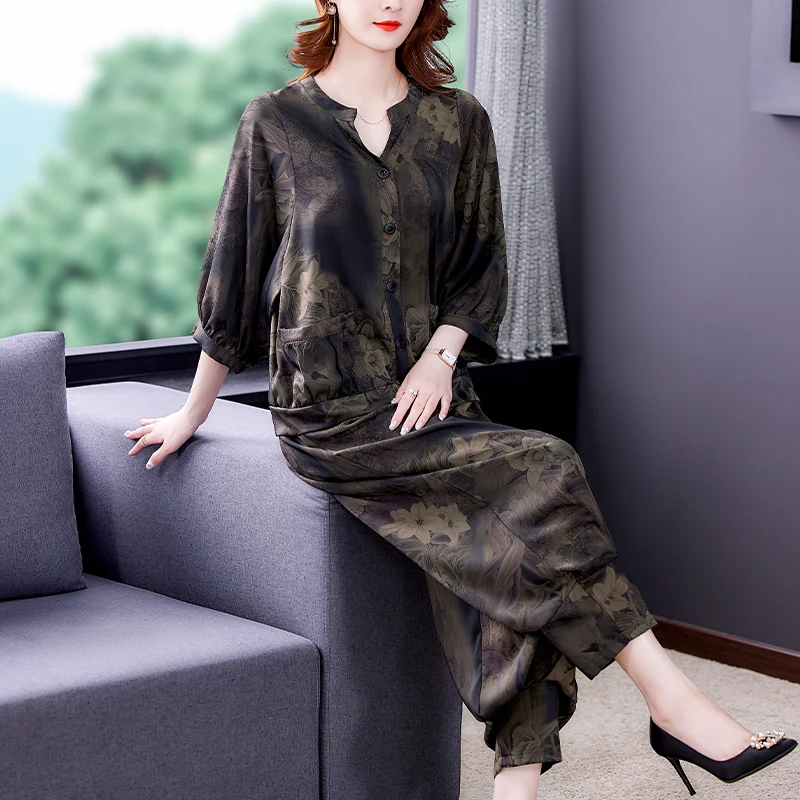 2023 Summer New Two-Piece Set Of Fashionable Western-Style Loose Women's High-End Silk Silk Cardigan V-Neck Short-Sleeve Set
2023 Summer New Two-Piece Set Of Fashionable Western-Style Loose Women's High-End Silk Silk Cardigan V-Neck Short-Sleeve Set