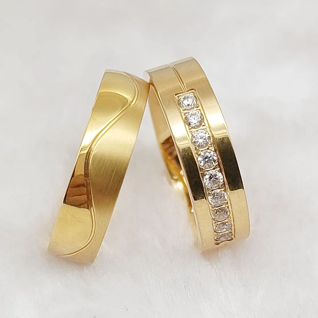 High Quality Couples Rings Sets For men And Women Western Designer Lover's Jewelry 18 carat gold Plated rings and wedding Band
High Quality Couples Rings Sets For men And Women Western Designer Lover's Jewelry 18 carat gold Plated rings and wedding Band