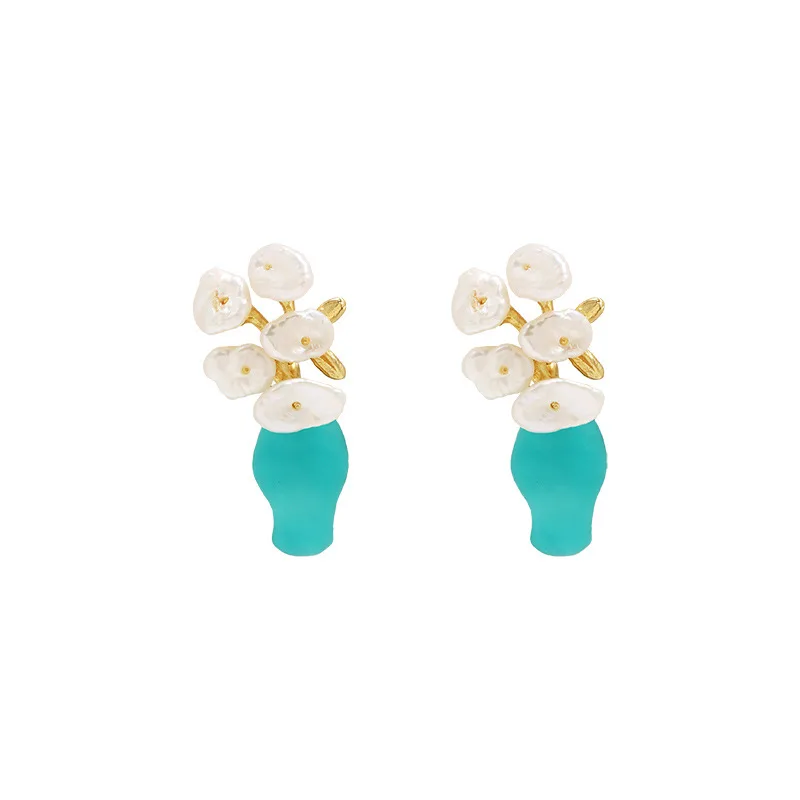 Renowned European and American Designer Plant Elements Retro Palace Baroque Pearl 925 Silver Needle Earrings
Renowned European and American Designer Plant Elements Retro Palace Baroque Pearl 925 Silver Needle Earrings