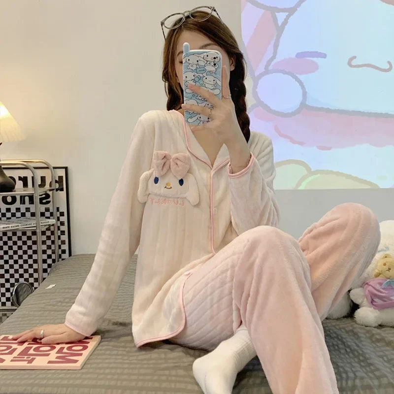 Cinnamoroll Anime Sanrio Kawaii Plush Pajamas New Cute Furry Velvet Home Comfort Bathrobe Winter Warm Cardigan Set Girl Gift
Cinnamoroll Anime Sanrio Kawaii Plush Pajamas New Cute Furry Velvet Home Comfort Bathrobe Winter Warm Cardigan Set Girl Gift