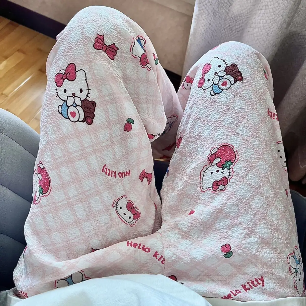 Пижамные брюки с рисунком Hello Kitty, летние женские брюки, милые домашние брюки для студенческого общежития, можно носить
Пижамные брюки с рисунком Hello Kitty, летние женские брюки, милые домашние брюки для студенческого общежития, можно носить