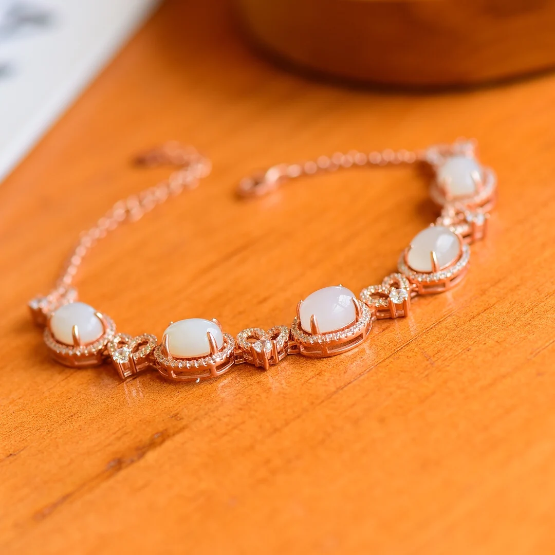 Браслет женский из серебра 925 пробы, с нефритом 
Браслет женский из серебра 925 пробы, с нефритом