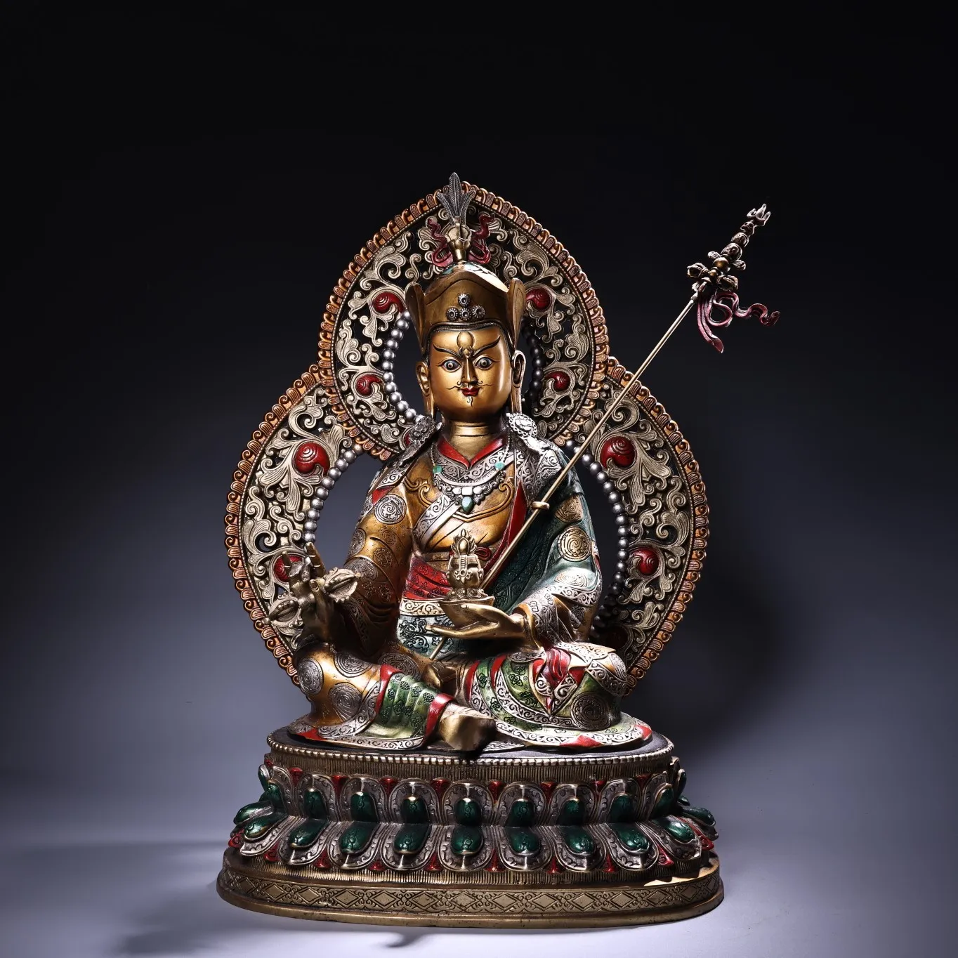 19"Tibetan Temple Collection Old Bronze Outline in gold Painted Padmasambhava Sitting Buddha Worship Hall Town hous
19"Tibetan Temple Collection Old Bronze Outline in gold Painted Padmasambhava Sitting Buddha Worship Hall Town hous
