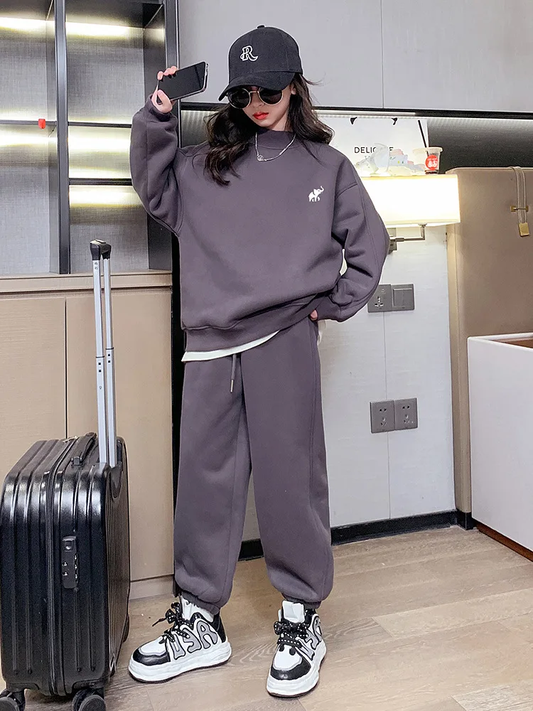 Girls' Set 2023 Autumn/Winter New Fashionable and Fashionable Sports Two Piece Set for Girls with plush and thick insulation
Girls' Set 2023 Autumn/Winter New Fashionable and Fashionable Sports Two Piece Set for Girls with plush and thick insulation
