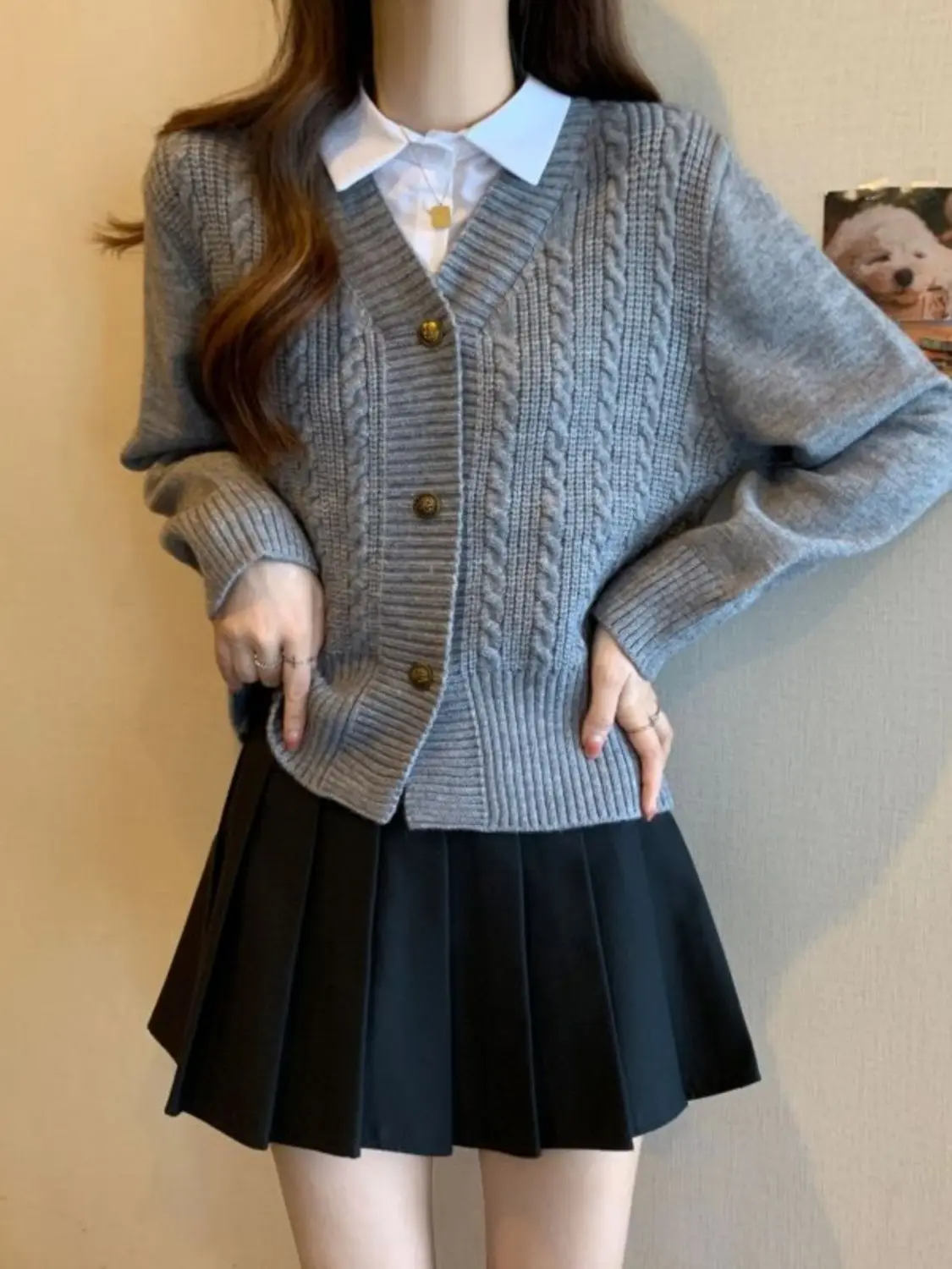 Autumn and Winter Preppy Style Two Fake Pieces Polo Collar Splicing Knitted Cardigan Sweater Simple Comfortable Short Style Tops
Autumn and Winter Preppy Style Two Fake Pieces Polo Collar Splicing Knitted Cardigan Sweater Simple Comfortable Short Style Tops