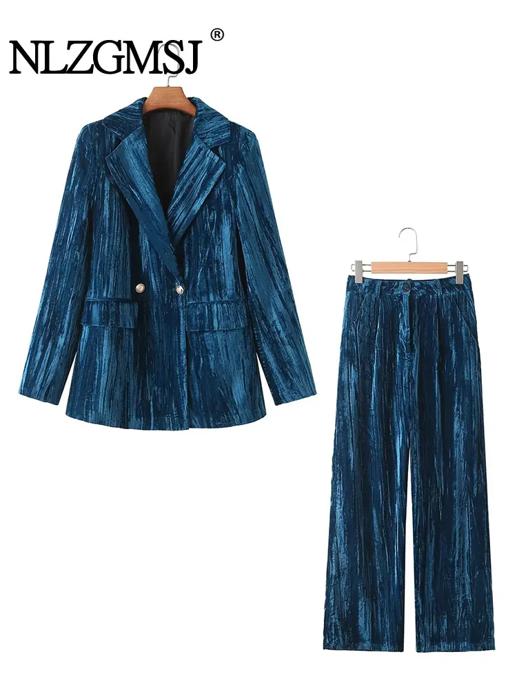 Костюм женский вельветовый из блейзера и брюк с широкими штанинами 
Костюм женский вельветовый из блейзера и брюк с широкими штанинами