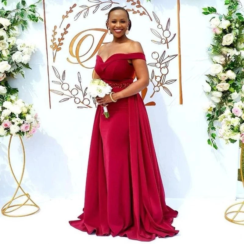 Длинное платье с открытыми плечами, со съемным шлейфом
Длинное платье с открытыми плечами, со съемным шлейфом