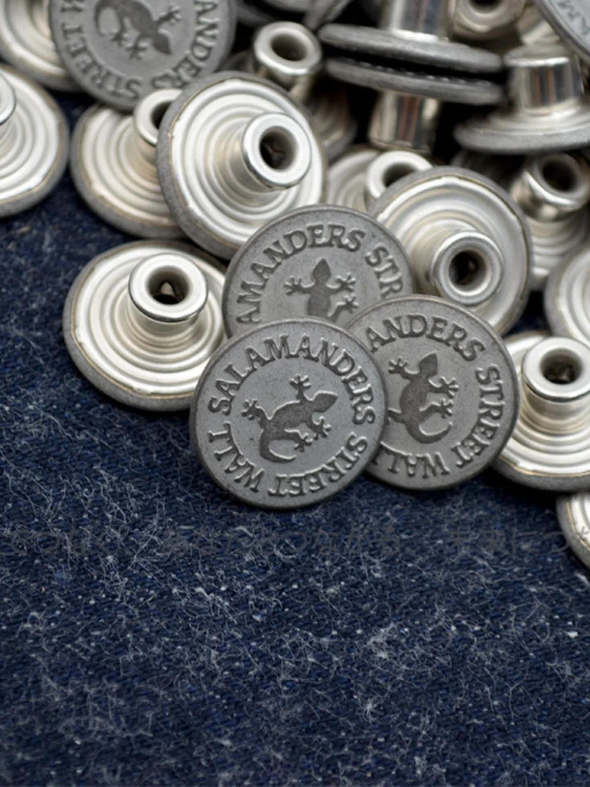 I-button YKK Gecko Salamander Imported From Japan Makes Old Retro Jeans Button Leather Coat Button.
I-button YKK Gecko Salamander Imported From Japan Makes Old Retro Jeans Button Leather Coat Button.