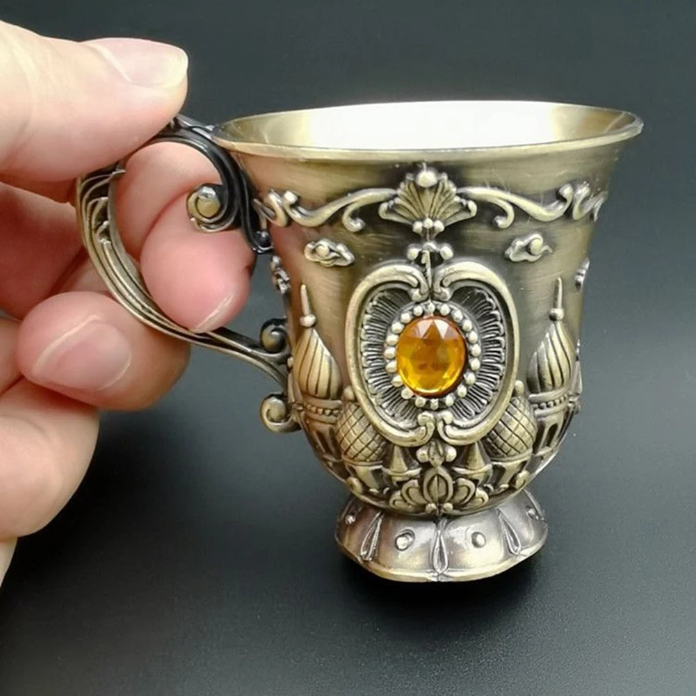 Vintage Mugs Mini Wine Glasses Cup 30ml Relief Retro Diamond Pattern Alloy Goblet Elegant Drink Of Champagne Cocktail Cup
Vintage Mugs Mini Wine Glasses Cup 30ml Relief Retro Diamond Pattern Alloy Goblet Elegant Drink Of Champagne Cocktail Cup