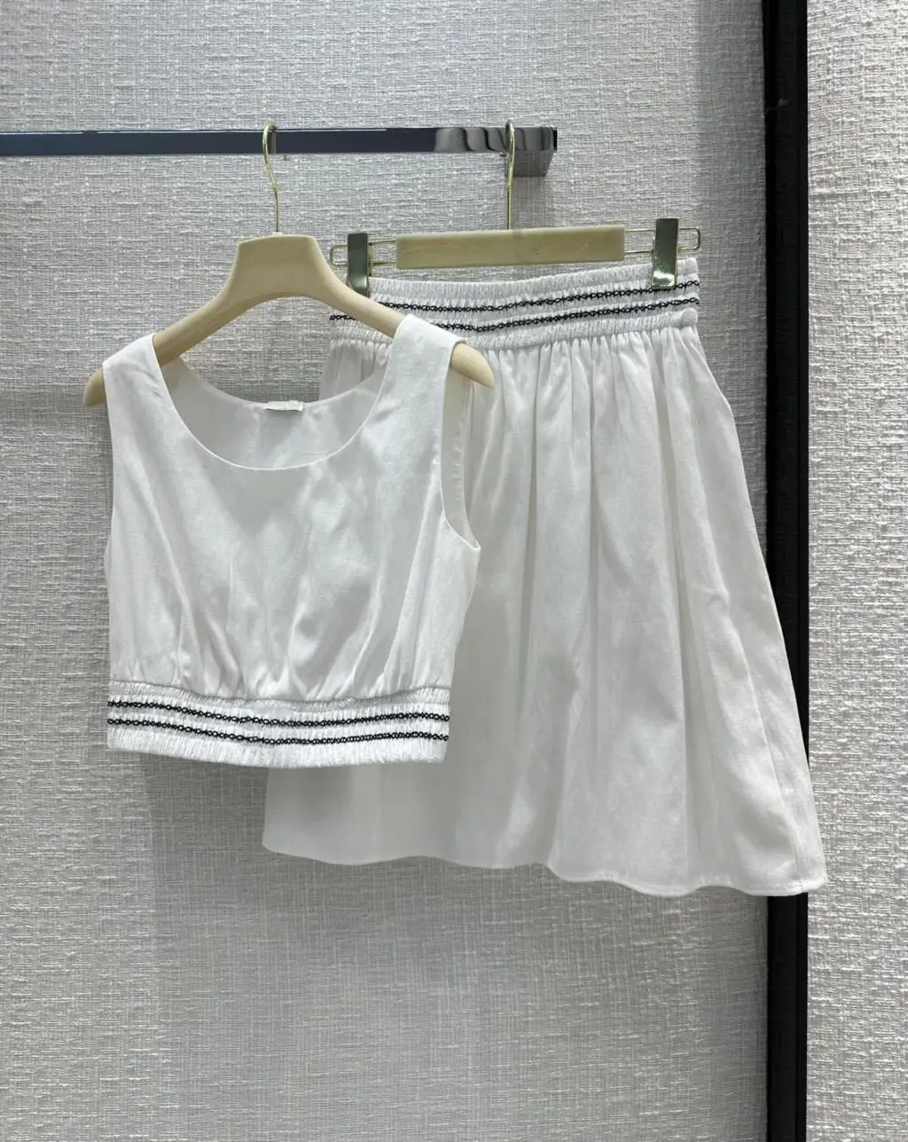 2023Camisole with elastic waist big swing half skirt pure girly style white suit
2023Camisole with elastic waist big swing half skirt pure girly style white suit