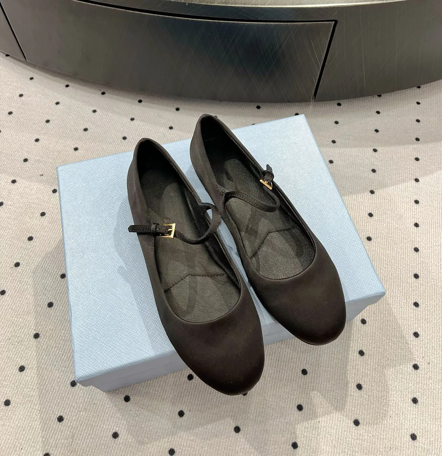 French style single shoe women's flat bottom 2024 spring new soft leather one line buckle shallow mouth temperament retro
French style single shoe women's flat bottom 2024 spring new soft leather one line buckle shallow mouth temperament retro