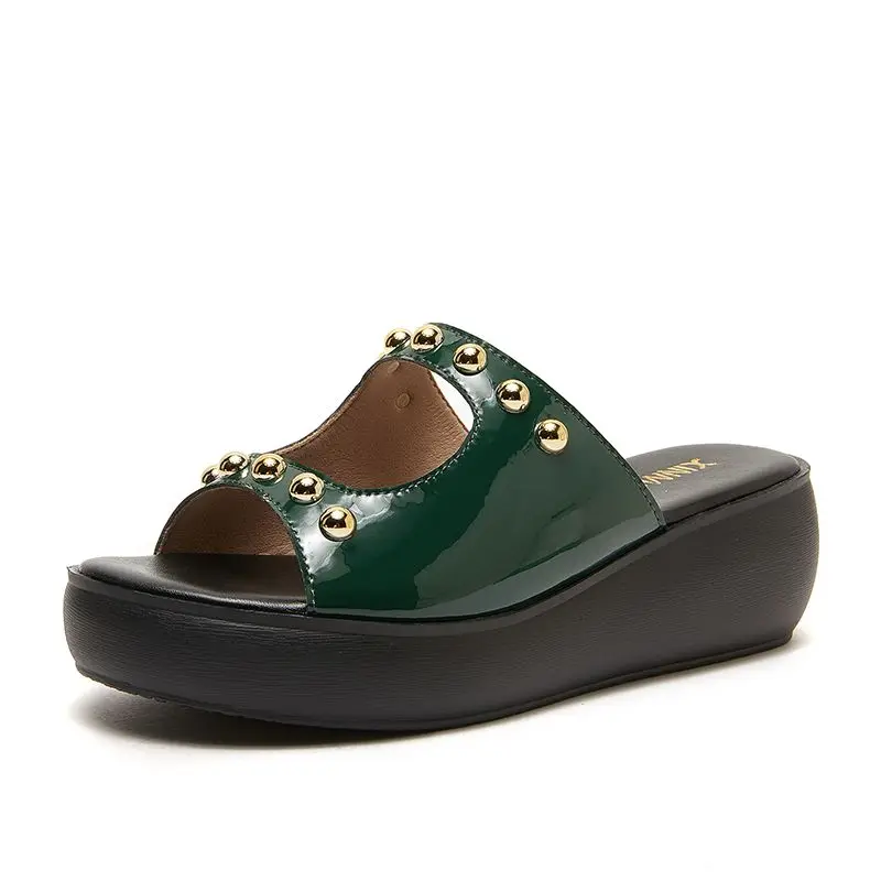 New large size slippers fashionable casual metal decoration slope heel high heeled lady sandals wading sports Higher slippers
New large size slippers fashionable casual metal decoration slope heel high heeled lady sandals wading sports Higher slippers