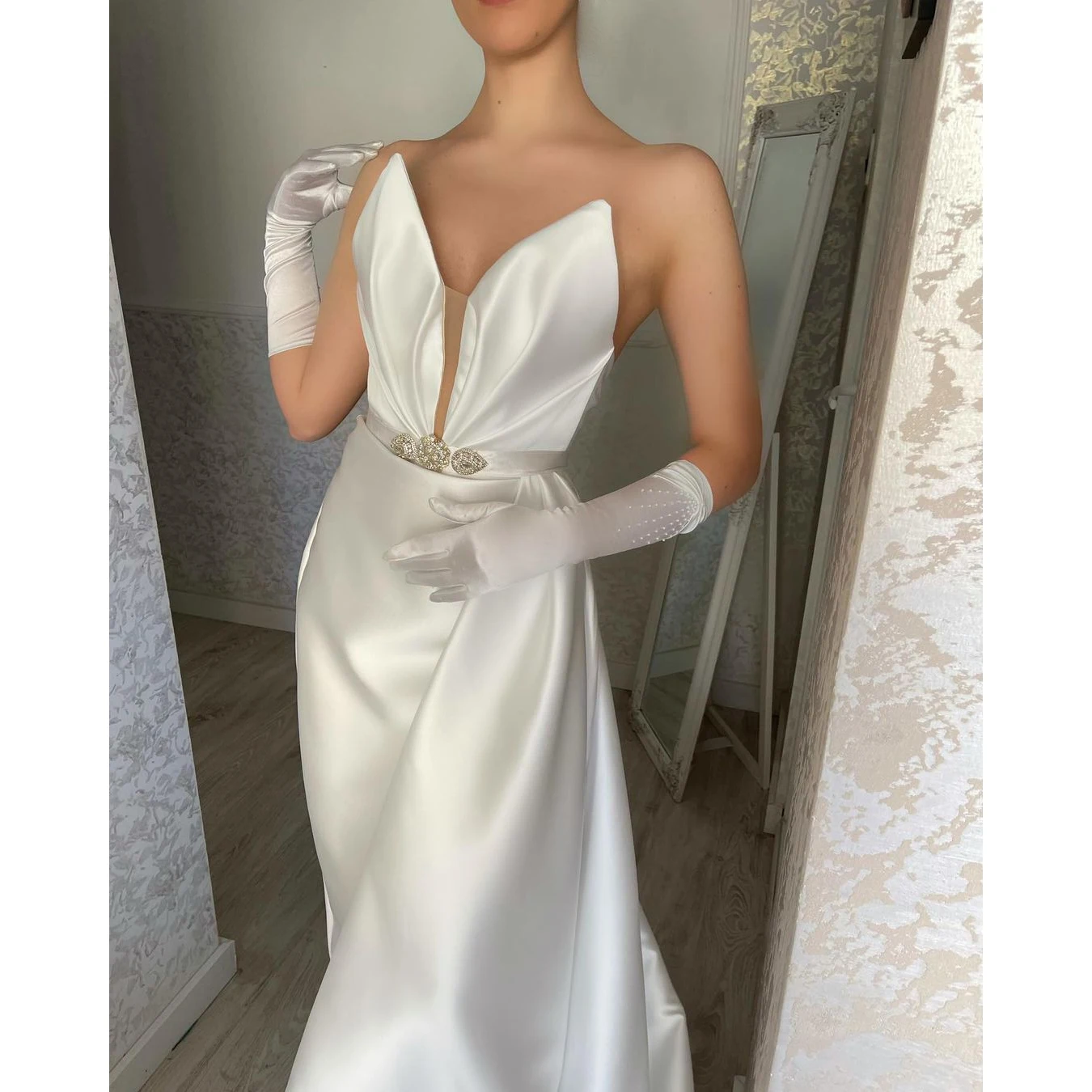 Sexy V-Neck White Evening Dress For Women Special Occasion Sleeveless Appliques Sweep Train Without Gloves Satin Robes De Soirée
Sexy V-Neck White Evening Dress For Women Special Occasion Sleeveless Appliques Sweep Train Without Gloves Satin Robes De Soirée