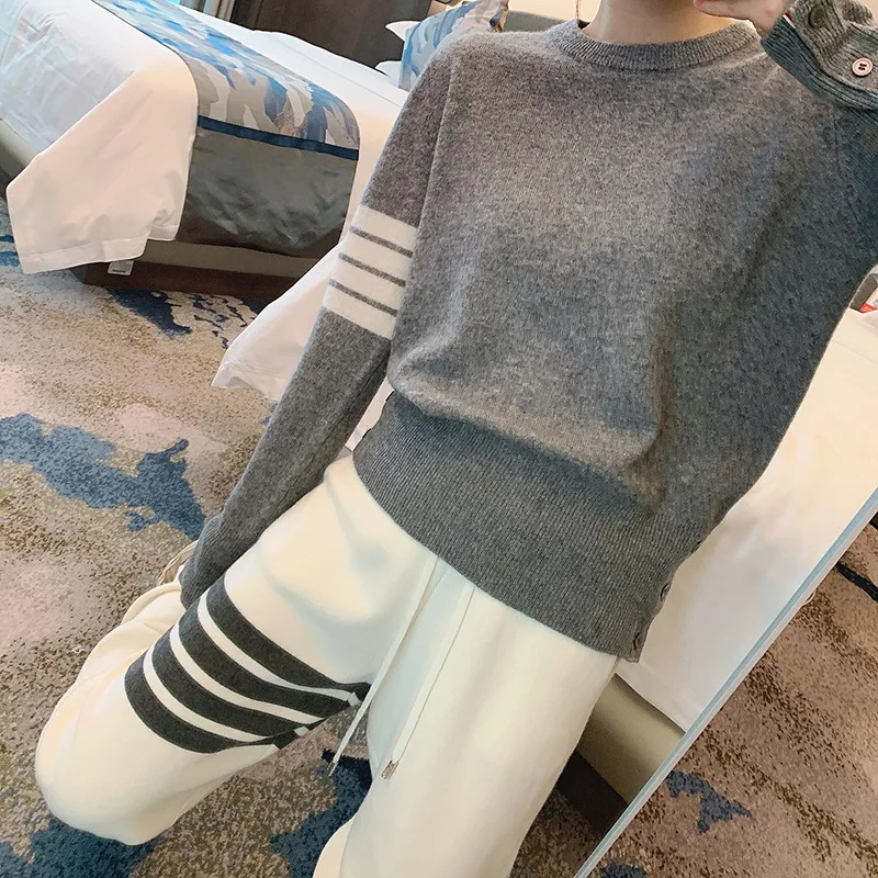 2023TB Fashion Brand Autumn and Winter New All Wool White Grey Bar Round Neck V-Neck Pullover Knitted Sweater for Men and Women
2023TB Fashion Brand Autumn and Winter New All Wool White Grey Bar Round Neck V-Neck Pullover Knitted Sweater for Men and Women