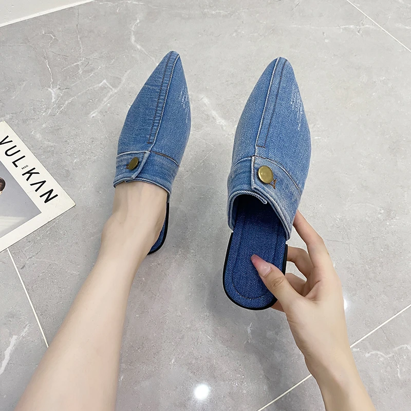 Лидер продаж, женские шлепанцы, весна, новый стиль, Baotou, джинсовые шлепанцы на плоской подошве, с острым носком, на пуговицах, полутапочки для женщин
Лидер продаж, женские шлепанцы, весна, новый стиль, Baotou, джинсовые шлепанцы на плоской подошве, с острым носком, на пуговицах, полутапочки для женщин