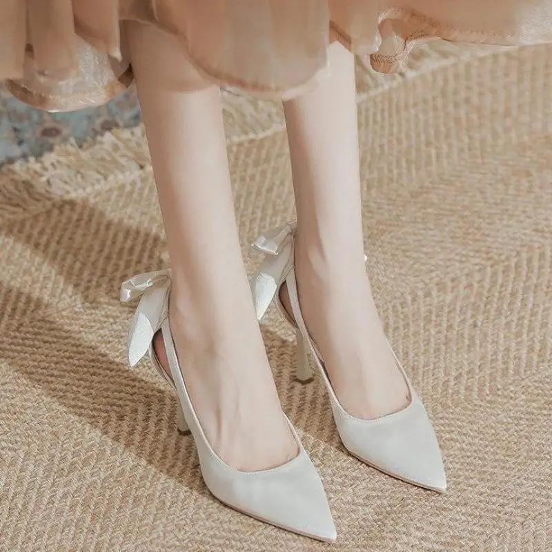 Champagne High-heeled Shoes Women's Stiletto Satin Wedding Shoes 2023 New Spring And Autumn Hollow Bow Pointed Single Shoes
Champagne High-heeled Shoes Women's Stiletto Satin Wedding Shoes 2023 New Spring And Autumn Hollow Bow Pointed Single Shoes