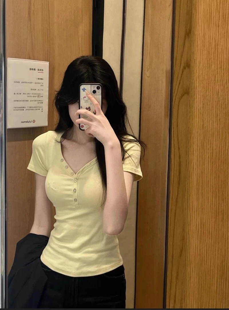 Half open collar button yellow positive shoulder short-sleeved t-shirt female summer 2024 new Slim pure desire spicy girl tops
Half open collar button yellow positive shoulder short-sleeved t-shirt female summer 2024 new Slim pure desire spicy girl tops